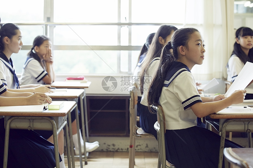 开心的中学生图片