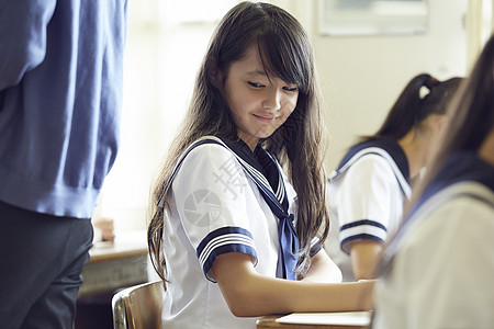 学习的女初中生图片