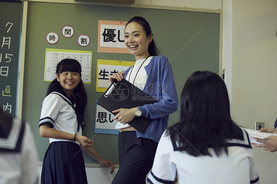 初中生跟教师图片