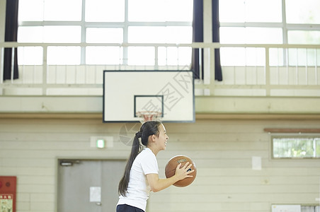 学校体育馆内高中学生打篮球图片