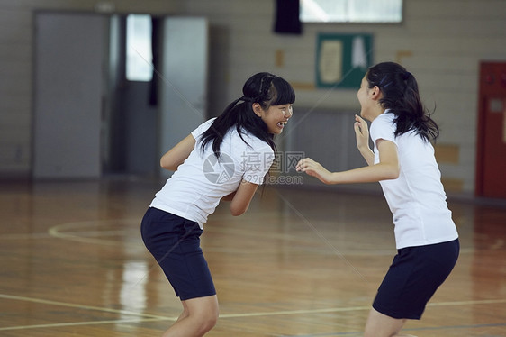 学校体育馆内高中学生打篮球图片