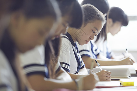 学校课堂初中学生书写学习图片