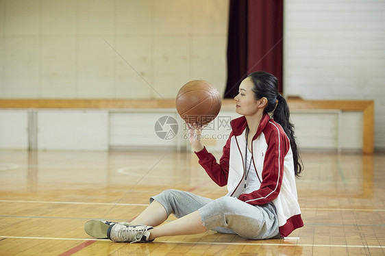 学校体育篮球教练女老师图片