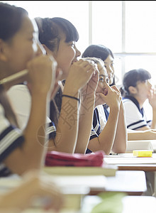 初中学生上课学习图片