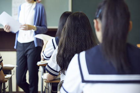 学校初中学生教室上课图片