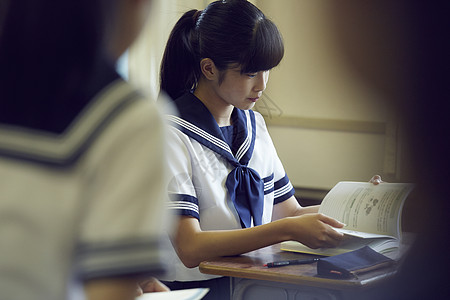 翻阅书本的女学生图片