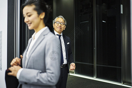 私家电梯厅办公室商务人士一起进电梯背景