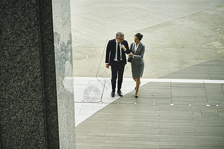 舞鞋在办公楼入口谈论工作的2人俯视图背景