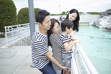 参观水族馆的一家四口图片