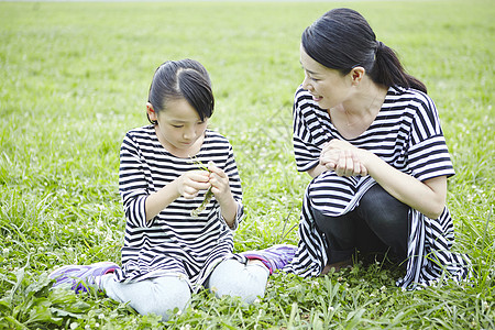 公园野餐的母女图片