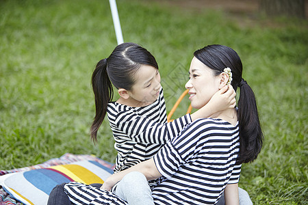 母女在户外野餐图片