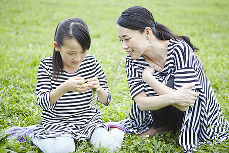 在公园野餐的母女图片