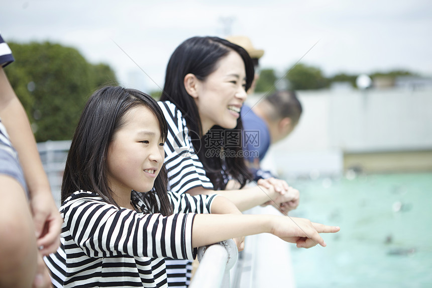 参观水族馆的一家四口图片