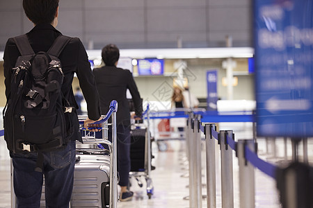 两个男性推着行李走在机场图片