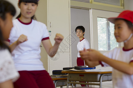 下课休息的小学生图片