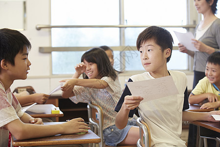 传考卷的小学生图片