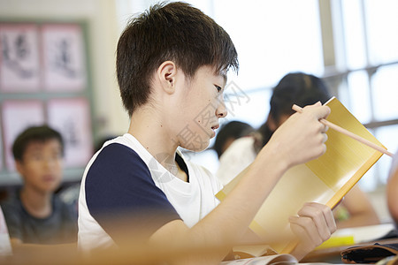 上课的小学生图片