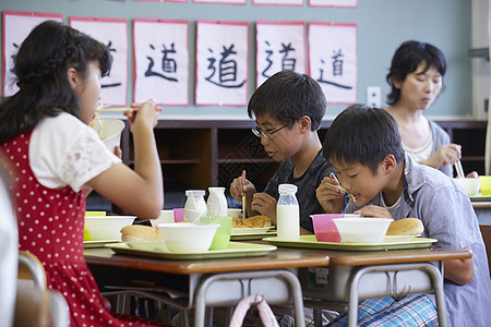 吃午餐的小学生们图片