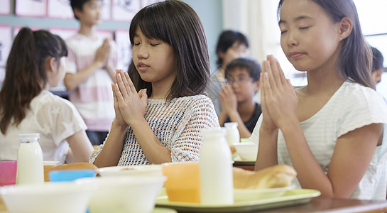 准备吃午餐的小学生图片