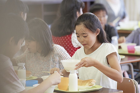 小学教室吃午餐的学生们图片