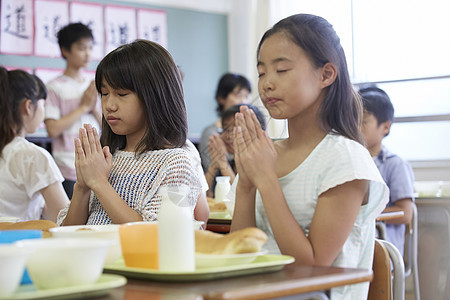 小学生享受午餐图片