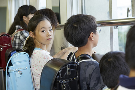 回头看镜头的女学生图片