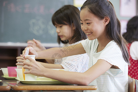 小学教室吃午餐的学生们图片