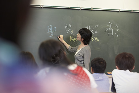 老师在给学生上课图片