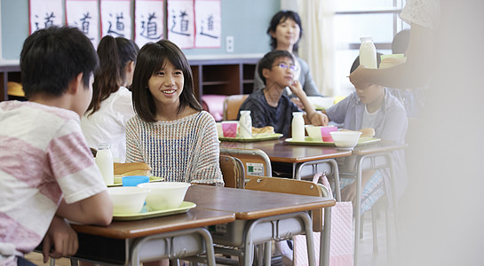 学校里吃午餐的小学生图片