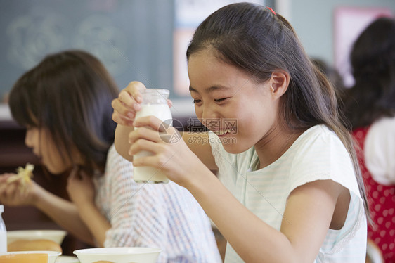 喝牛奶吃午餐的学生图片