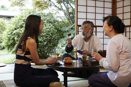 居家享用美食的日本人图片