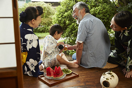 乡村生活的爷爷奶奶和孙子图片