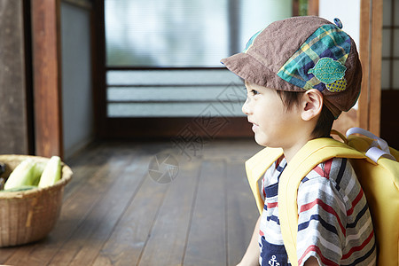 乡村生活的小男孩图片