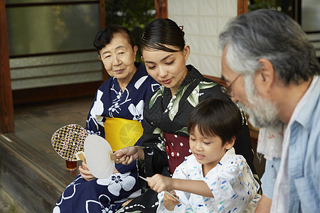日式传统家庭聚会图片
