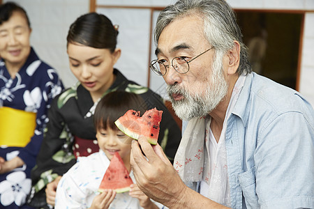 暑假乡村生活的家庭吃西瓜图片