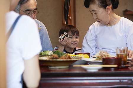 日式房屋中吃午饭的4人图片