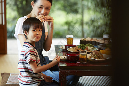 围坐在餐桌前吃饭的母子图片