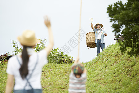 远处打招呼的农民爷爷图片