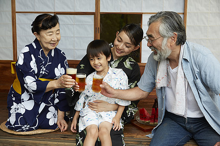 乡村生活家庭聚会干杯图片