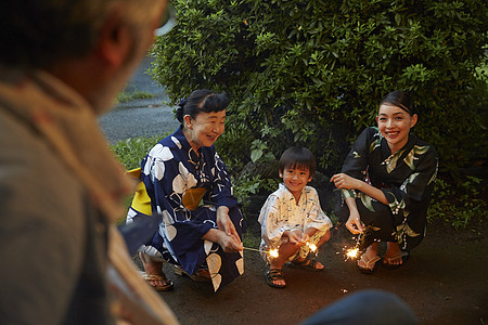 夏日屋外乘凉的一家人放烟火图片