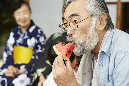 吃西瓜的老爷爷图片