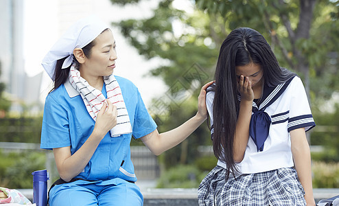 伤心的来找母亲的女学生图片