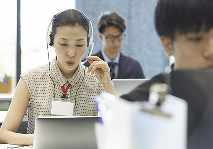 女性客服呼叫中心工作形象图片