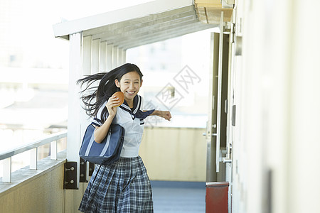  奔跑的女学生图片