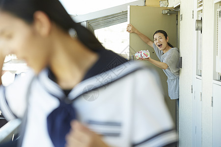 妈妈让出门的女儿拿便当图片