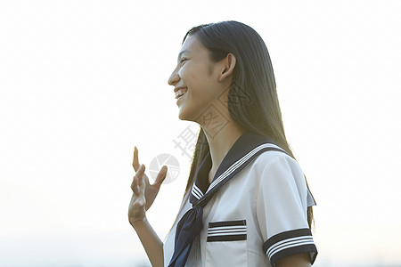 穿水手服微笑女孩的肖像图片