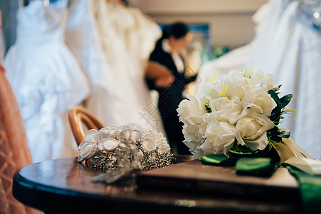 婚纱店内整理婚纱的婚礼策划师形象图片