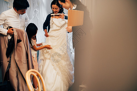 挑选婚纱的3人与婚礼策划师图片