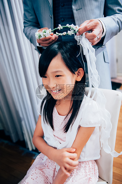 婚纱店试戴发饰的女孩图片