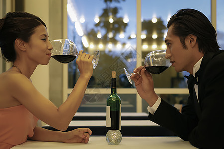  喝红酒的男人和女人图片